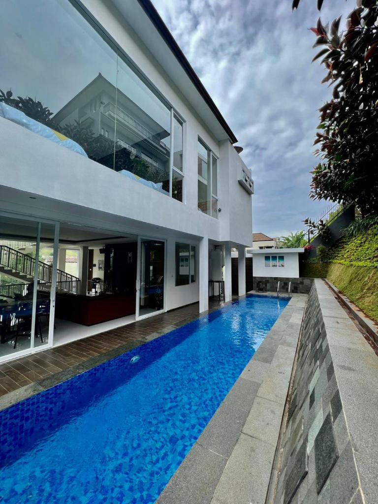 Platinum Yellow Bandung Villa 24 Pax Private Pool, Bandung