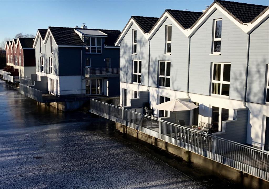 Familienhaus an der Nordsee - Sauna - Kamin - Südterrasse direkt über dem Wasser photo 1