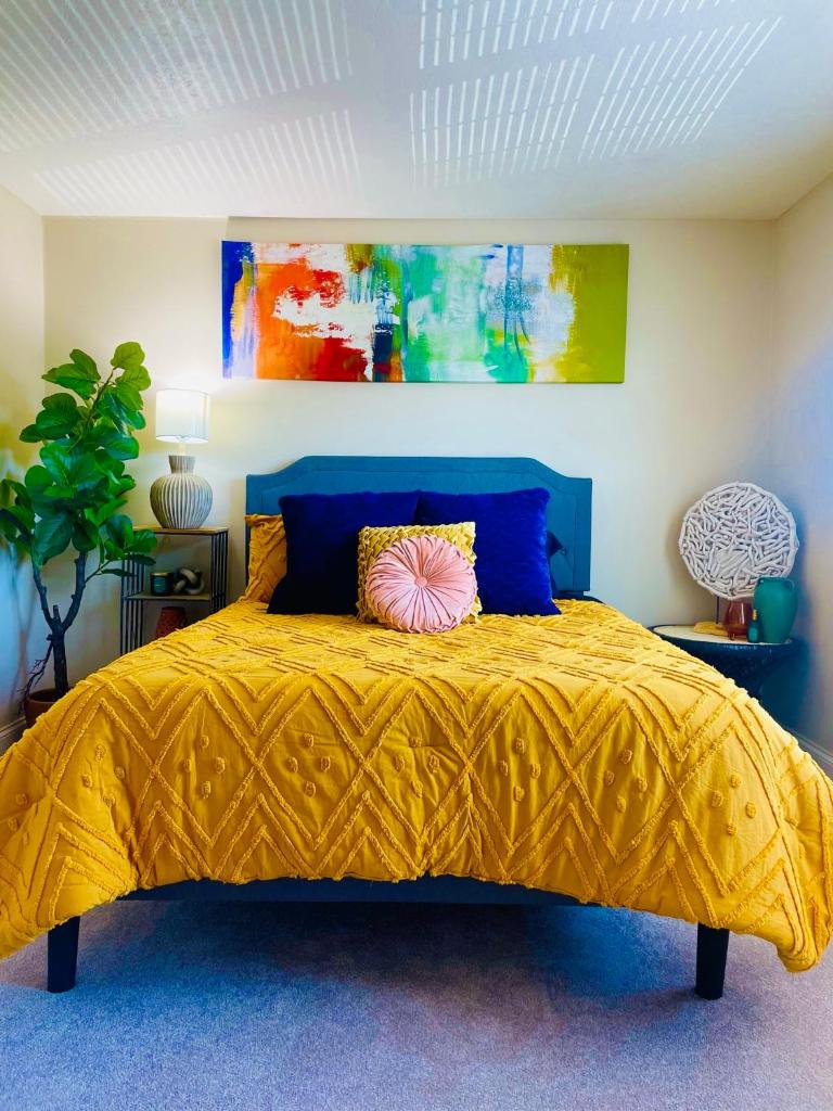 Cozy Short & Suite 4-Bedroom Stay- Minutes to City