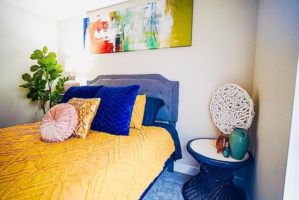 Cozy Short & Suite 4-Bedroom Stay- Minutes to City photo 1
