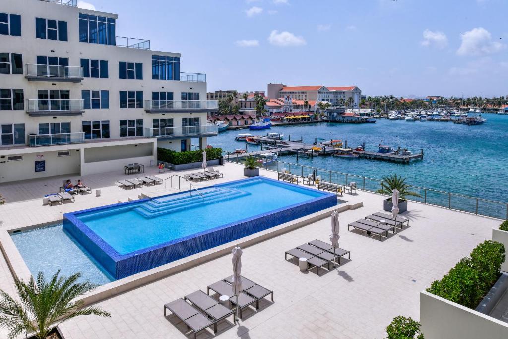 Stylish luxury condo, central location, ocean view, pool, gym photo 1