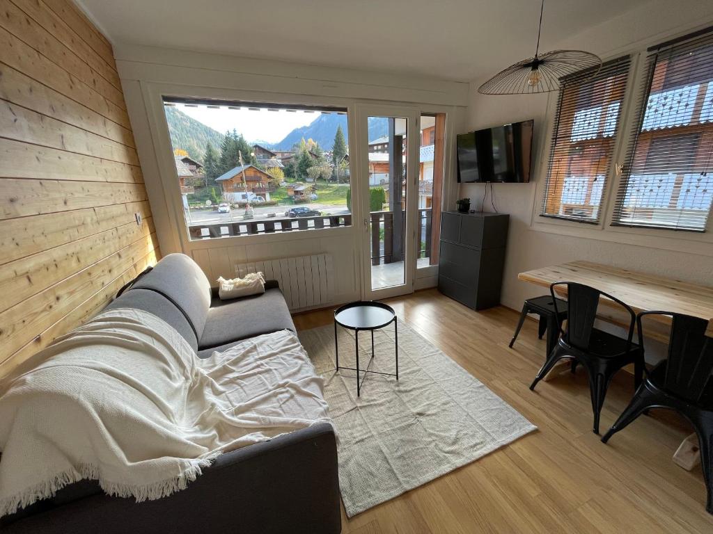 Bel appartement rénové, central et skis aux pieds