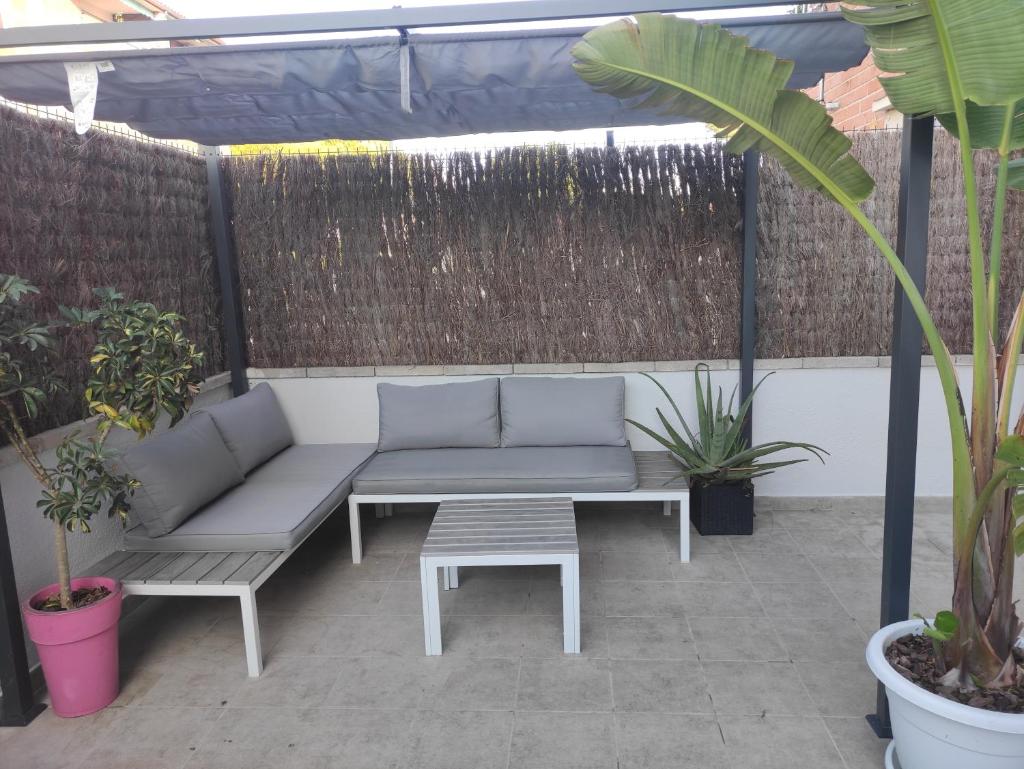Near beaches large private patio, aircon & community pool photo 2