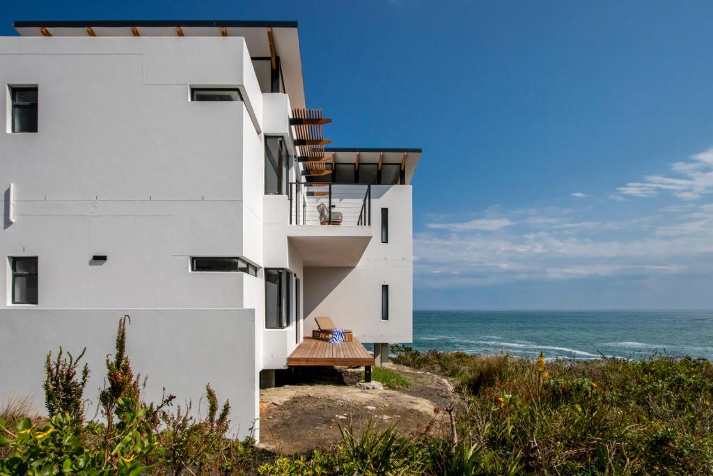 OnTheRocksBB Solar Powered Guesthouse and Ocean Lodge photo 4