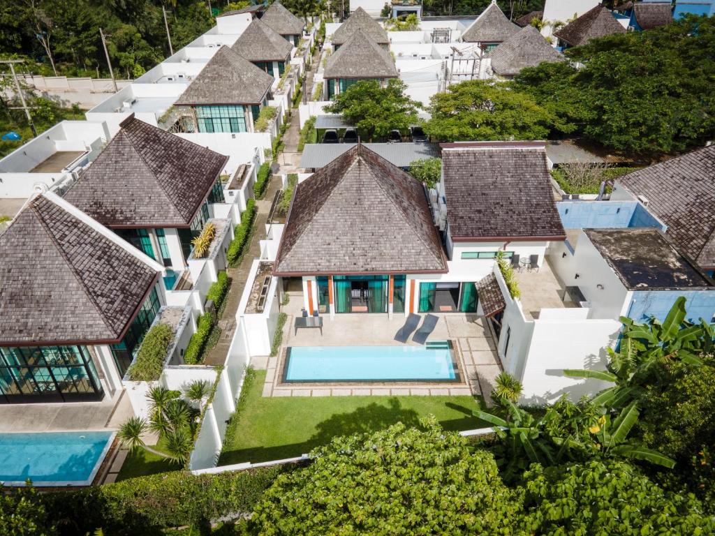 Beautiful comfortable and Fully Equipped Big pool villa with 65inch smart tv Located near popular Bangtao beach and laguna photo 1