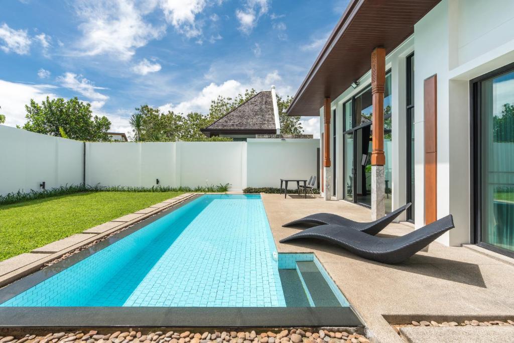Beautiful comfortable and Fully Equipped Big pool villa with 65inch smart tv Located near popular Bangtao beach and laguna