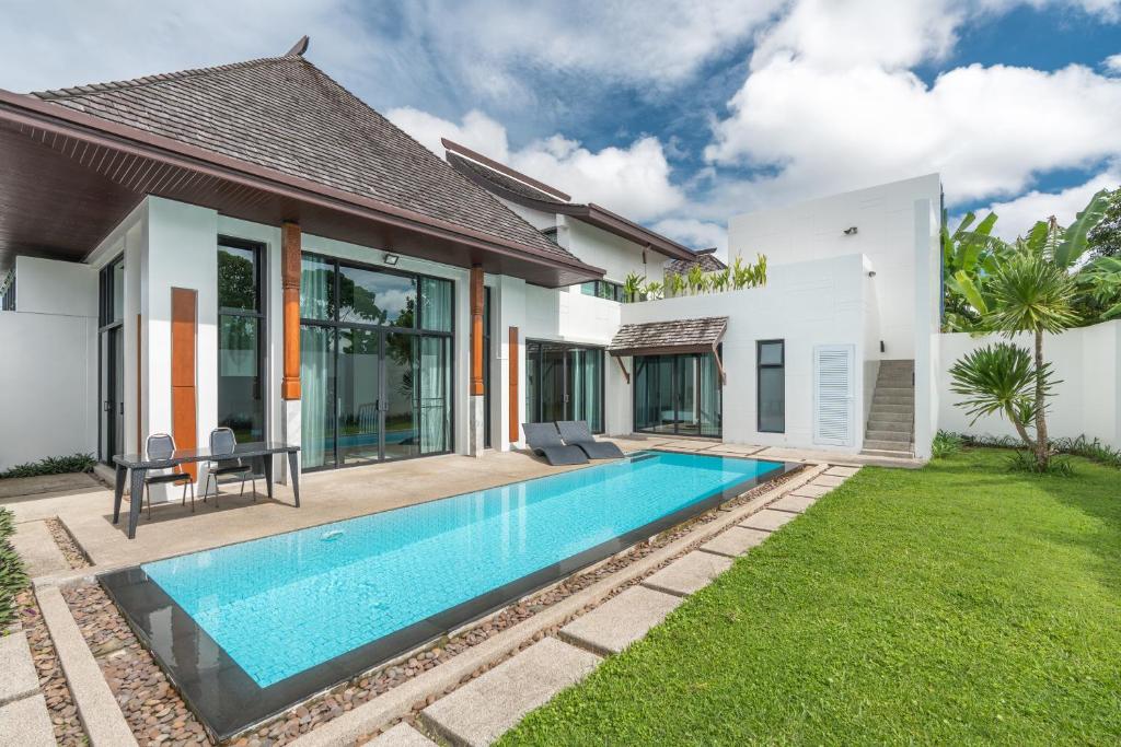 Beautiful comfortable and Fully Equipped Big pool villa with 65inch smart tv Located near popular Bangtao beach and laguna photo 2