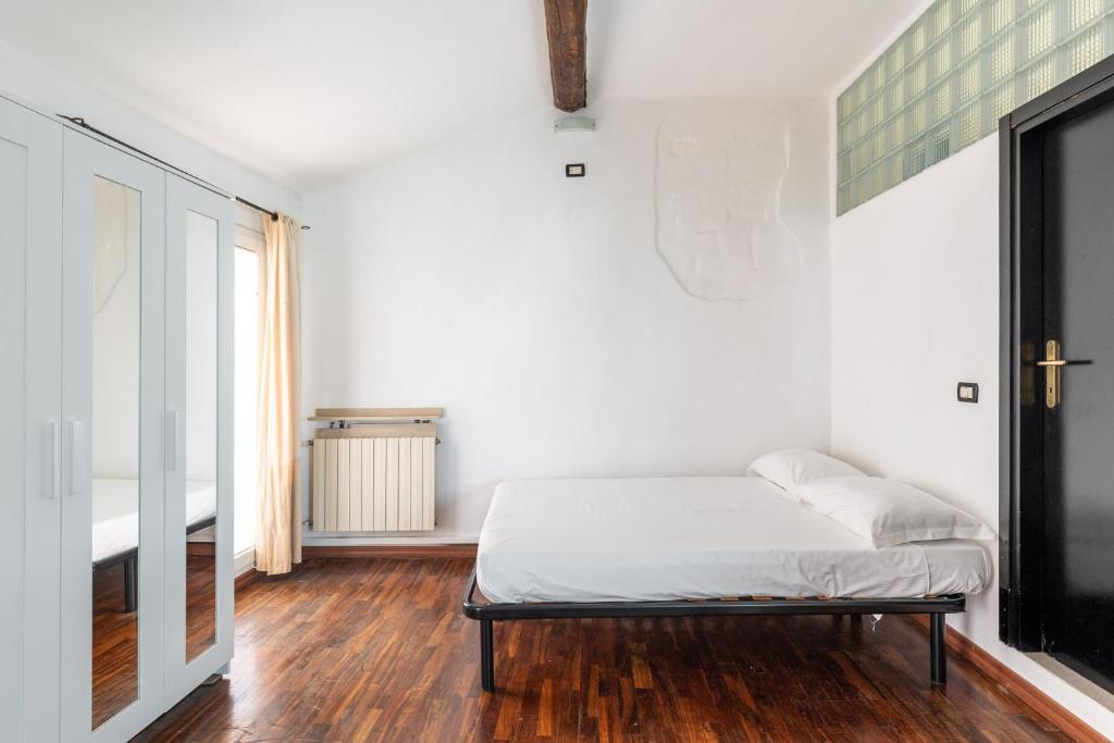 Studio Malcontenti con Terrazzo by Wonderful Italy - Tap to explore photos