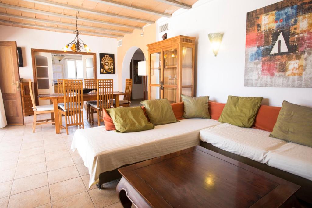 Villa Tom is a lovely modern villa located near to Playa Den Bossa and Ibiza Town photo 4