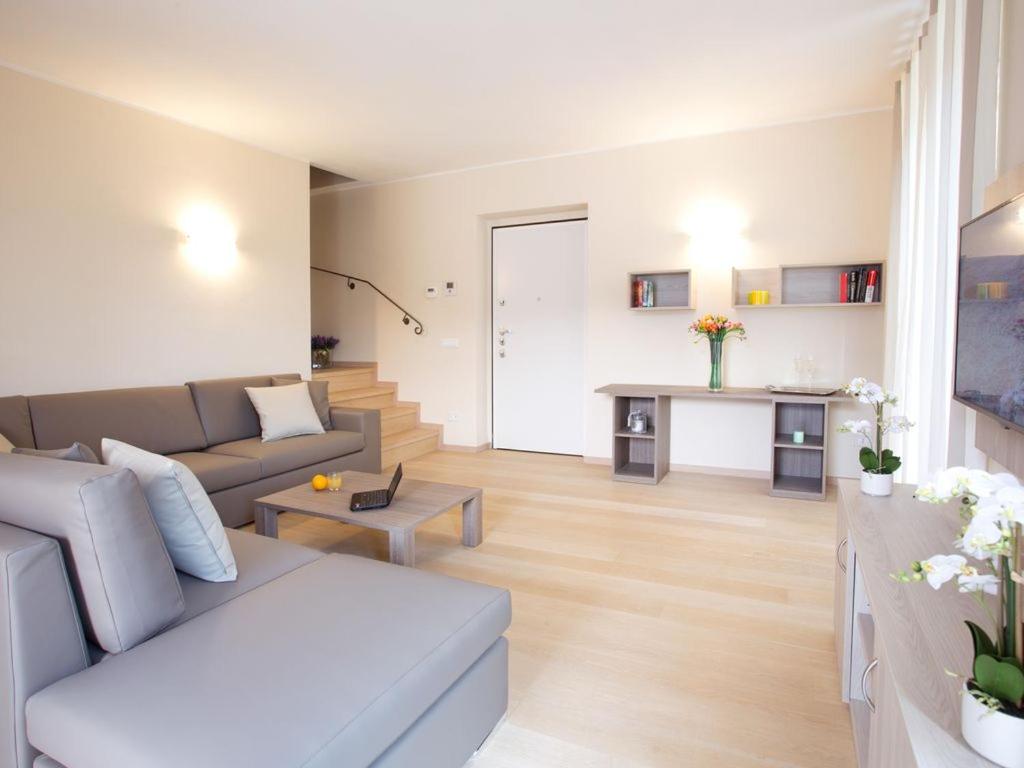 SALA COMACINA APARTMENT NO 1 (SLEEPS 10) photo 4