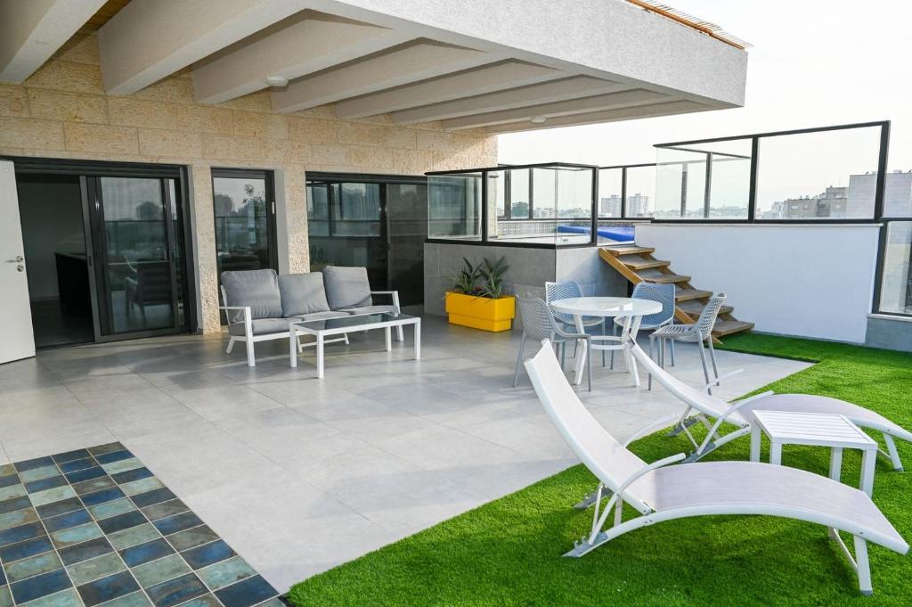 Luxurious penthouse for couples in Kiryat Mozkin photo 2