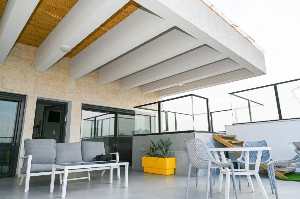 Luxurious penthouse for couples in Kiryat Mozkin photo 3