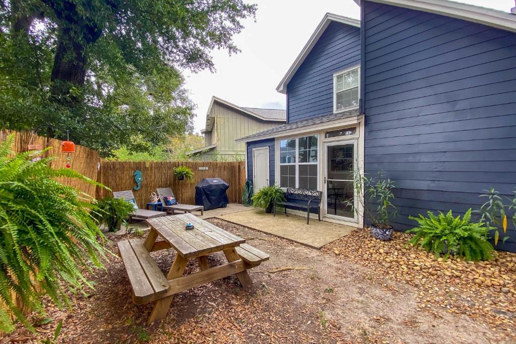 Pet-Friendly A-Frame Retreat Near Dtwn and Beaches! photo 1