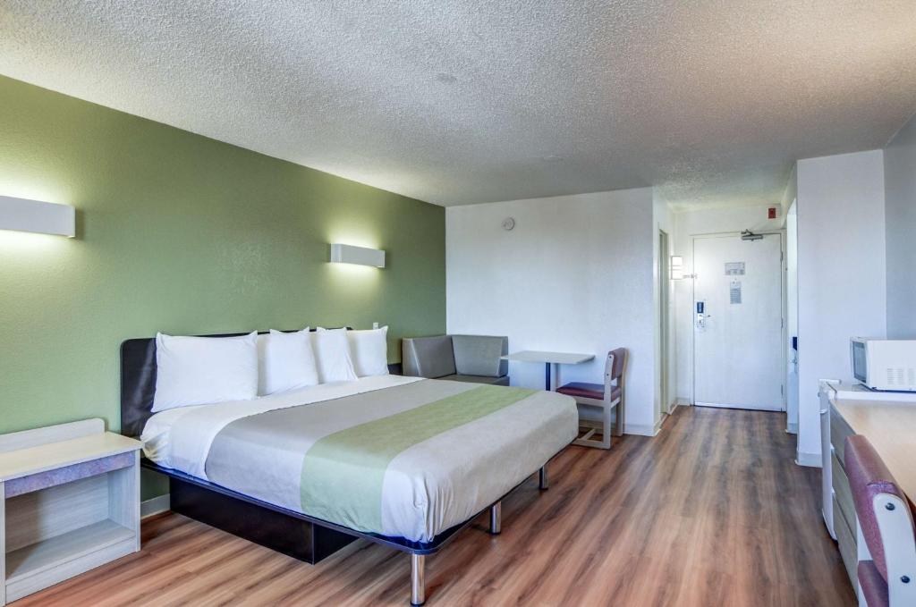 Motel 6-Greenwood Village, CO - Denver - South Tech Center photo 1