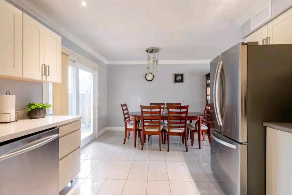 CHEERFuL 2 LEVEL HOUSE 4 BED 3 BATH PARKiNG photo 4