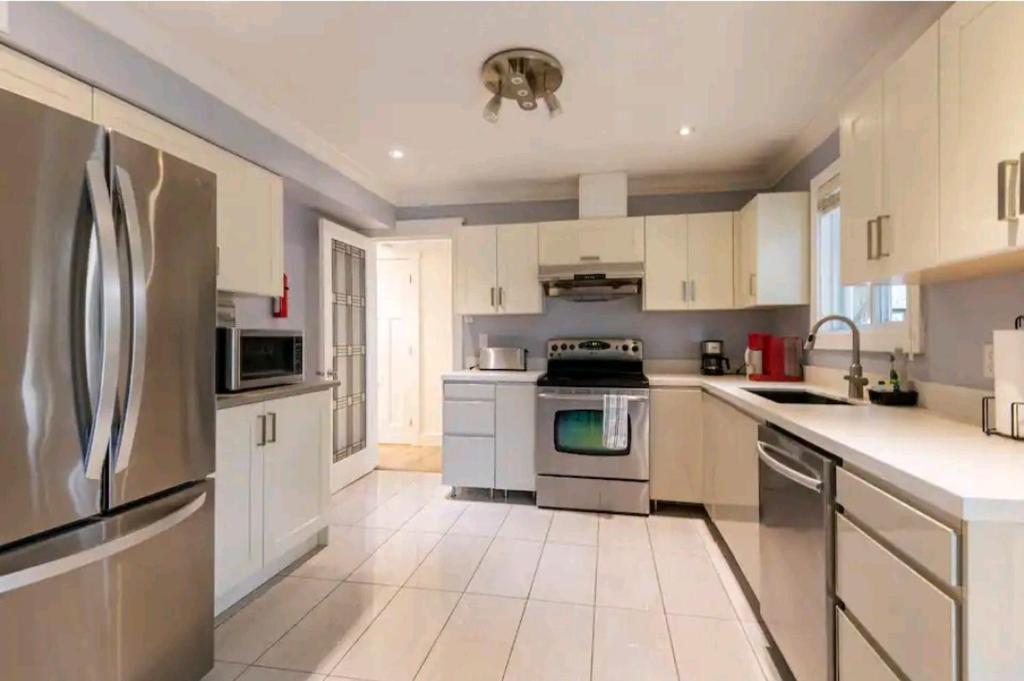 CHEERFuL 2 LEVEL HOUSE 4 BED 3 BATH PARKiNG photo 1