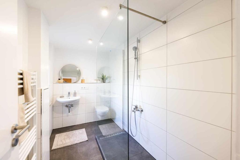 Spacious 6 Room Flat *Balcony & Terrace* photo 3