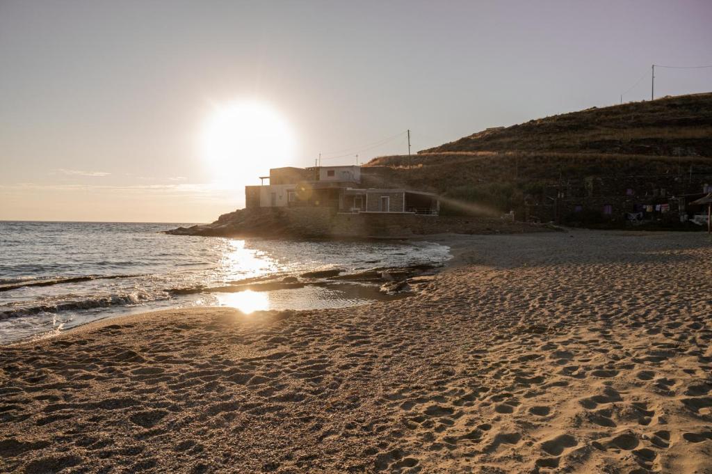 Beachfront bungalow in the area of Kampi, near Koundouros photo 3