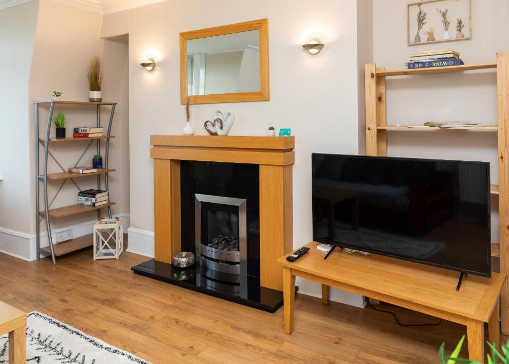 Modern Aberdeen City apartment free parking photo 4