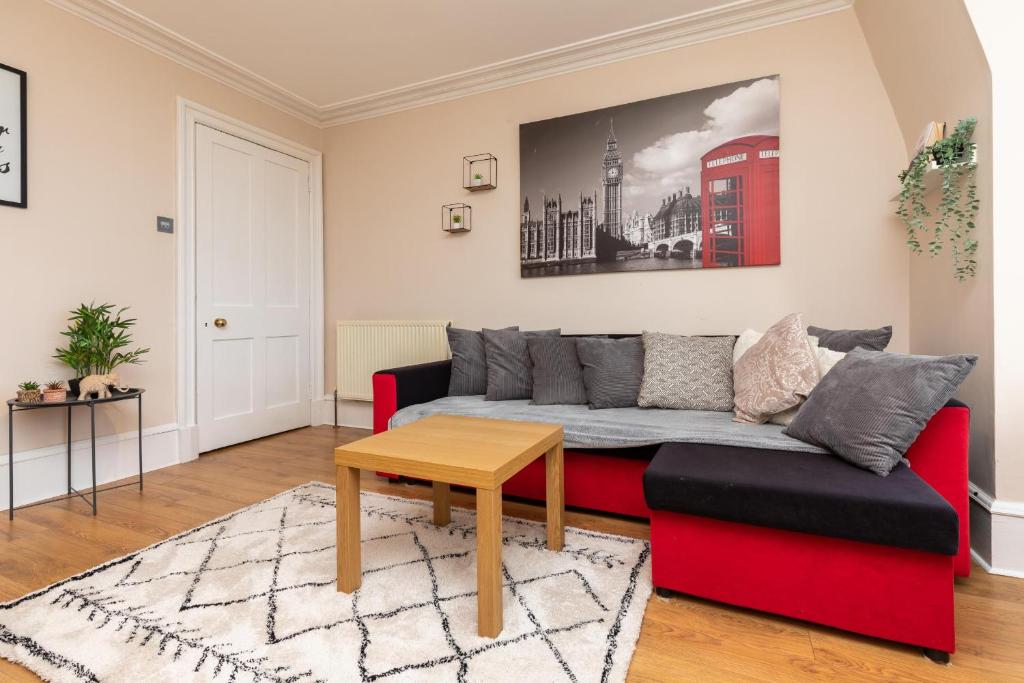 Modern Aberdeen City apartment free parking photo 2