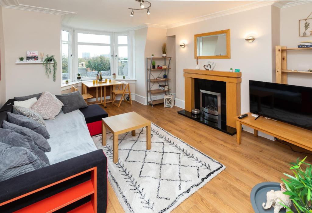 Modern Aberdeen City apartment free parking photo 3