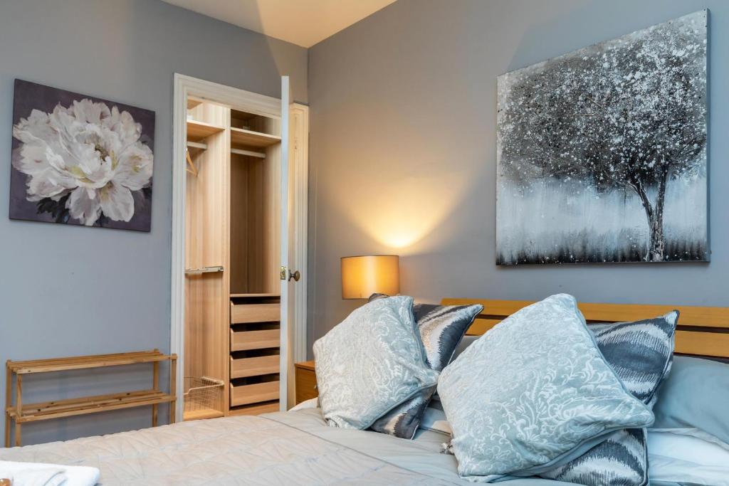 Modern Aberdeen City apartment free parking photo 1
