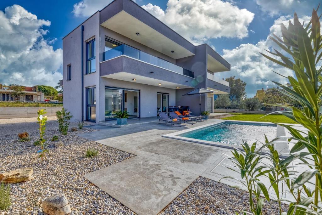 Holiday House Lipa with Private Pool photo 1