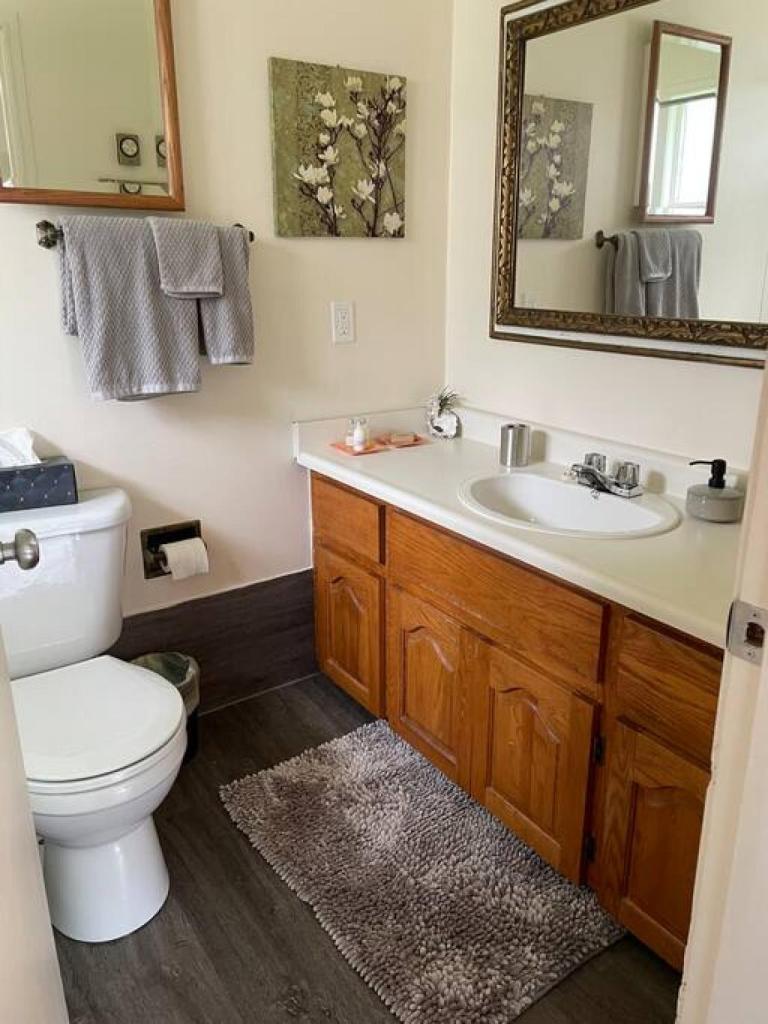 Private room minutes from downtown Crofton shores photo 2