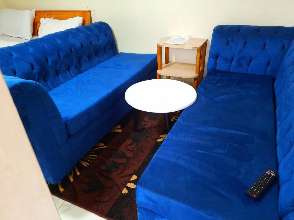 Lola's Nest along the Highway - Free Parking, Wifi, Netflix & Rooftop views photo 1