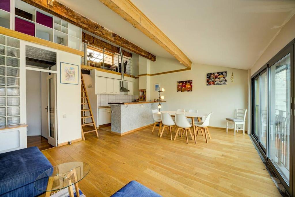 Top Floor Duplex Apt/Rooftop Views/Mins to Beach