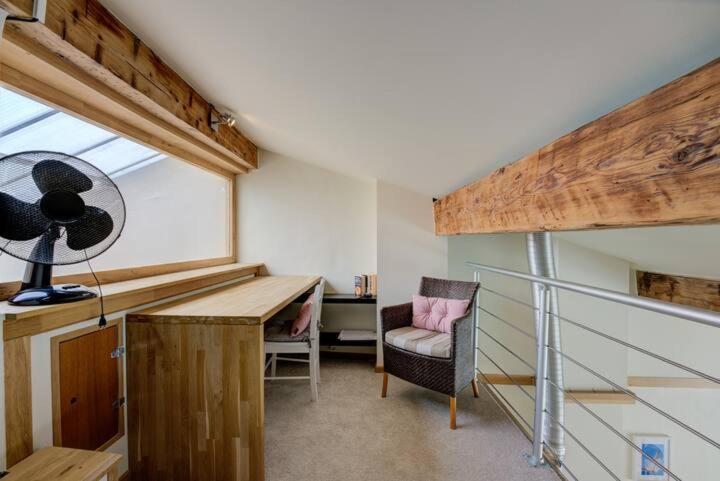Top Floor Duplex Apt/Rooftop Views/Mins to Beach photo 1