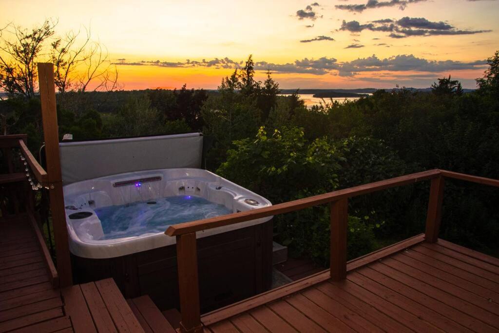 Cozy Sunset Cottage Overlooking Rice Lake photo 2