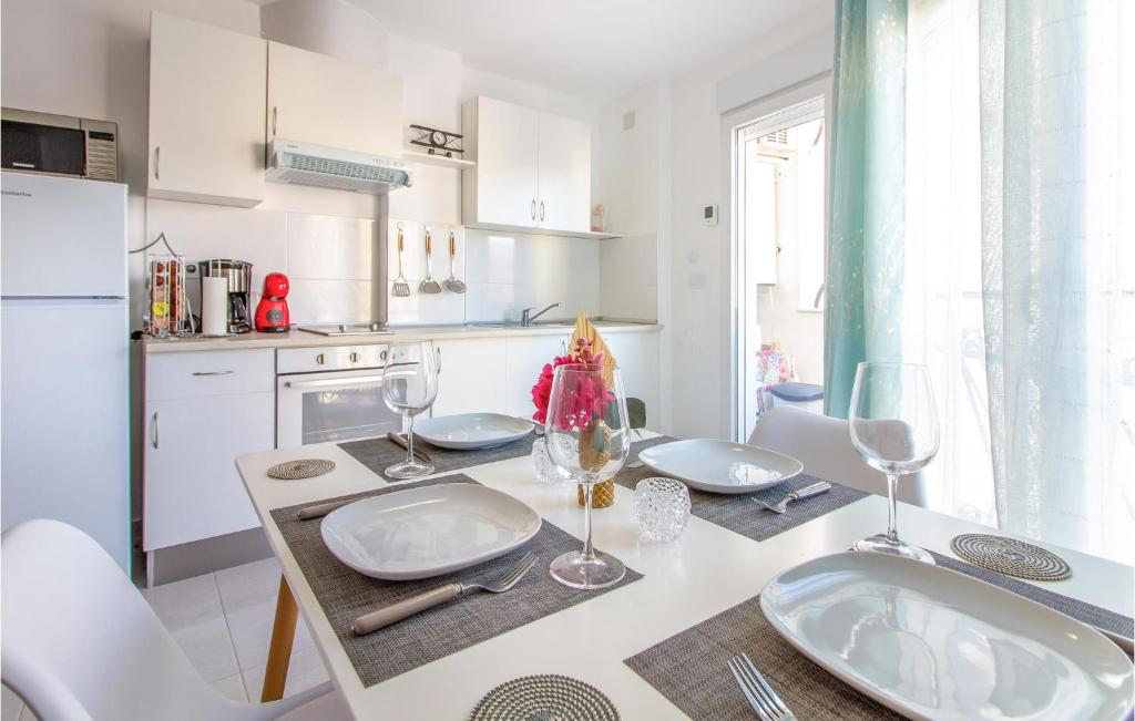 Stunning Apartment In Torrevieja With Wifi photo 4