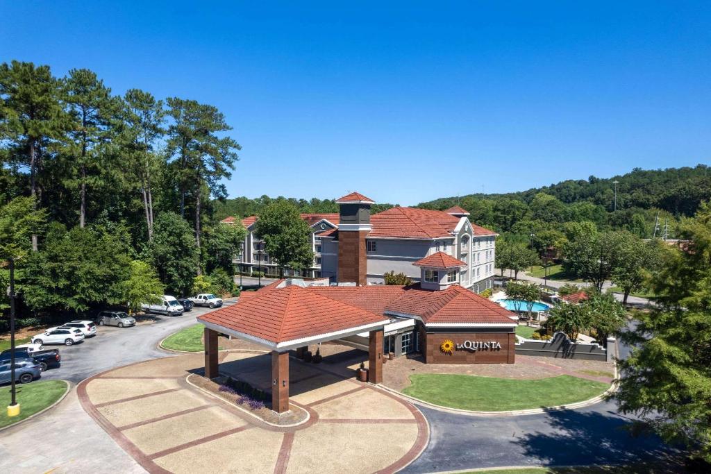 La Quinta Inn & Suites by Wyndham Birmingham Hoover image
