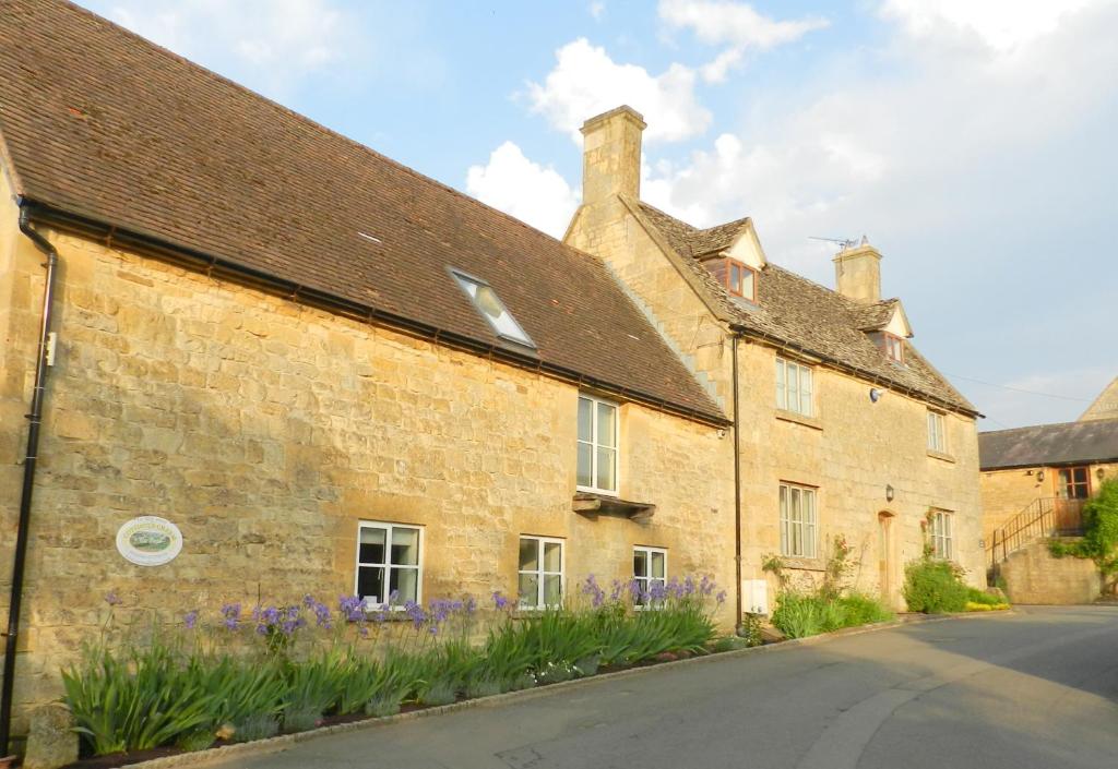 Cotswold Charm George Barn - Tap to explore photos