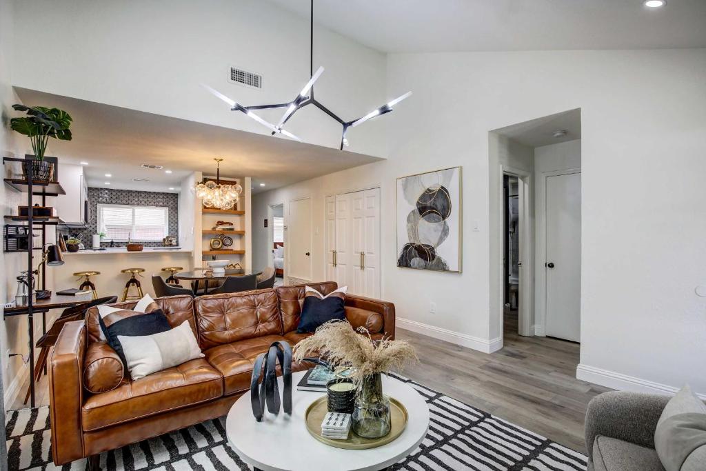 Stylish Allen Home near Watters Creek Village photo 2