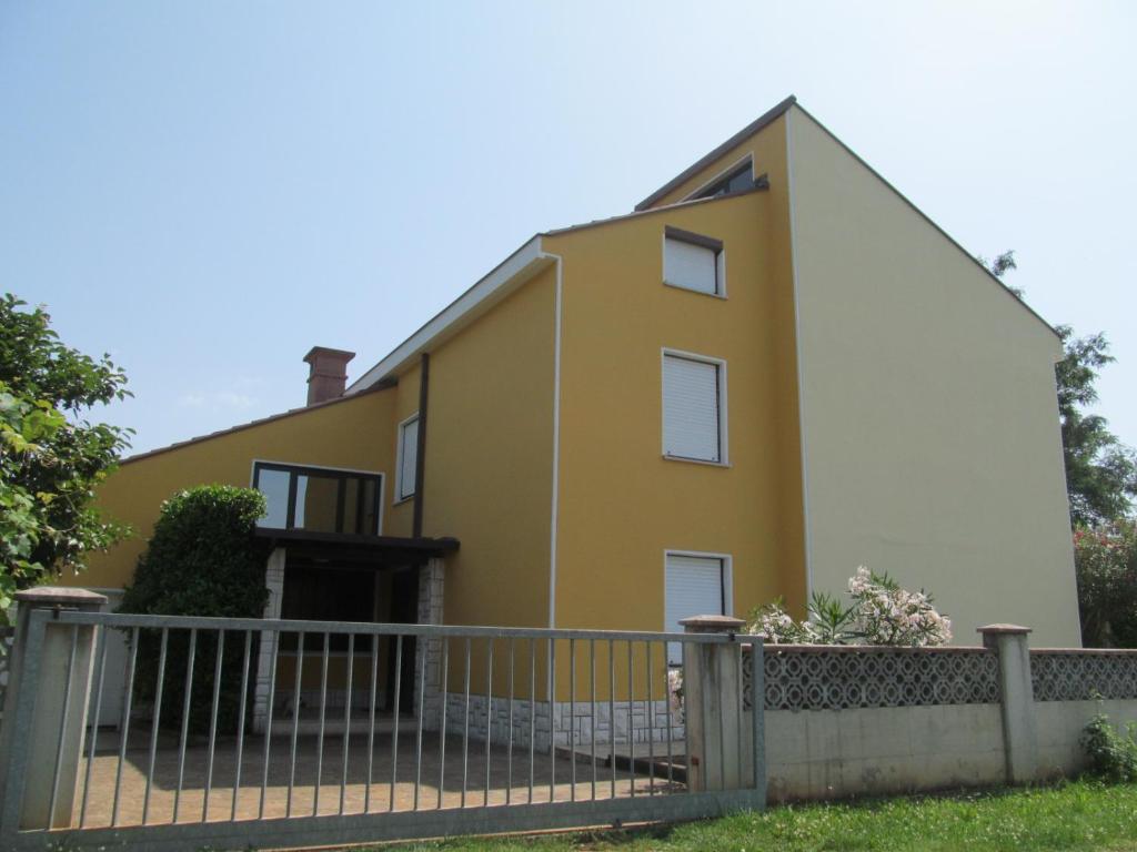 Apartments ZVEZDICA*** with garden photo 2