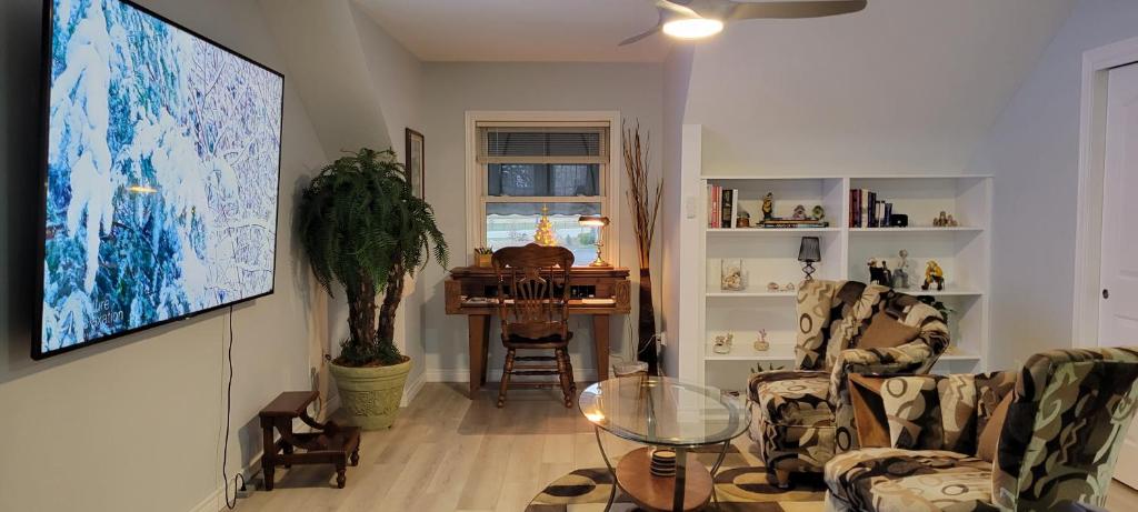 800 sq ft Luxury Private Suite photo 2