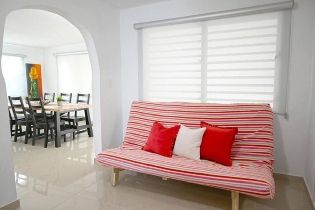 NEW Remodeled pool house 2 minutes from beach photo 4