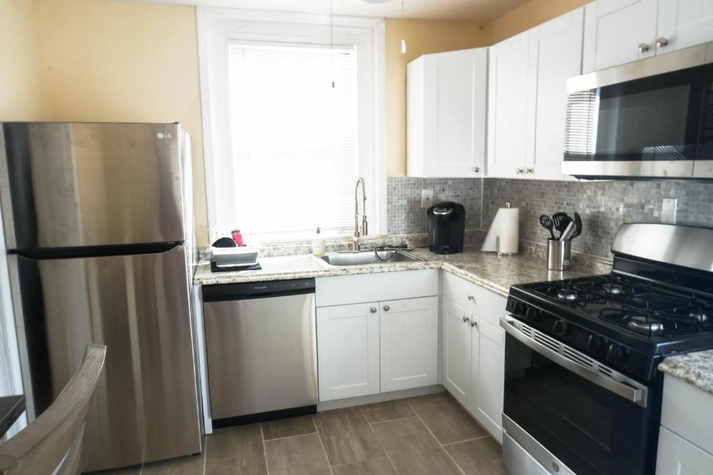 Lincoln Manor - Newly Renovated, 1mile from PHL Airport and Sports Stadiums image