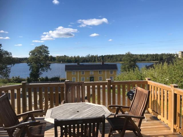 Välutrustad stuga med vacker sjöutsikt photo 2
