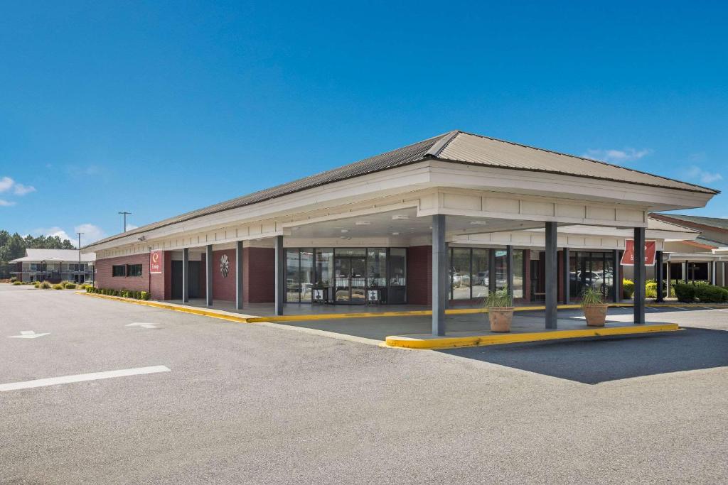 Econo Lodge image