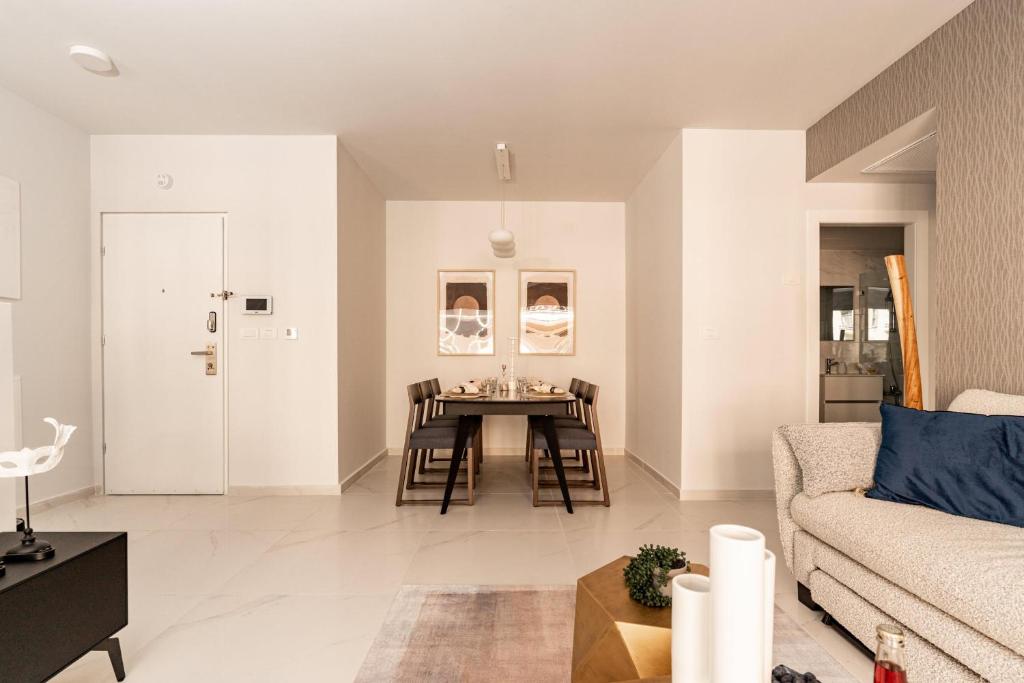 Central and Luxury New 2BR&2Bth - Private Parking photo 2