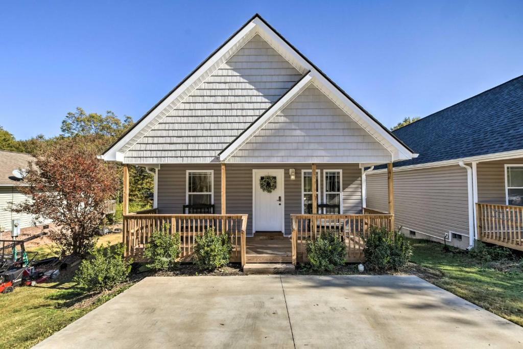 Family-Friendly Greer Home with Balcony and Yard! photo 2