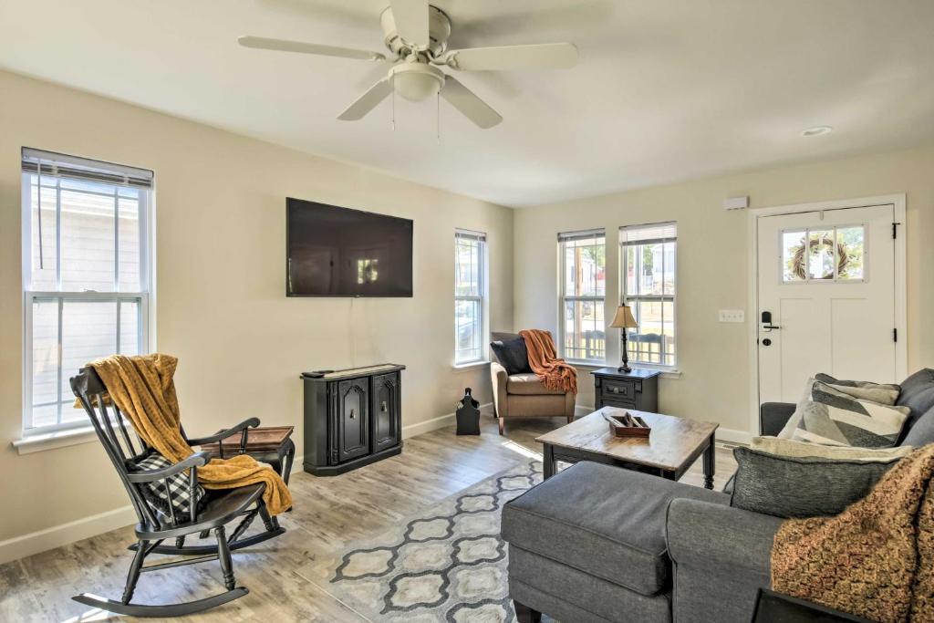 Family-Friendly Greer Home with Balcony and Yard! photo 3