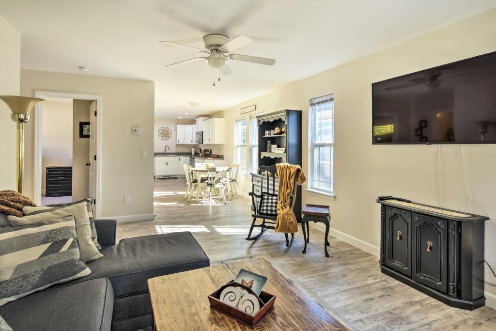 Family-Friendly Greer Home with Balcony and Yard! photo 4