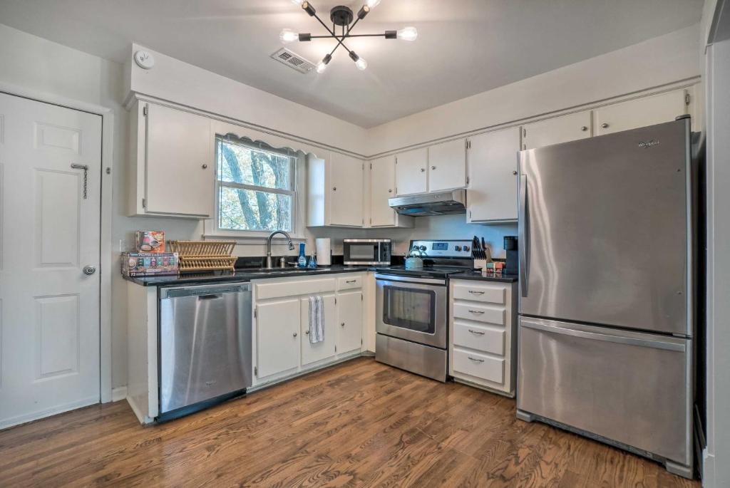 Cozy Hendersonville Home with Yard - Near Lake! photo 1
