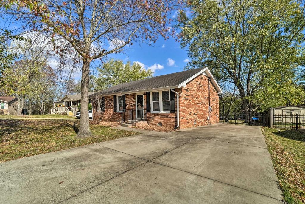 Cozy Hendersonville Home with Yard - Near Lake!