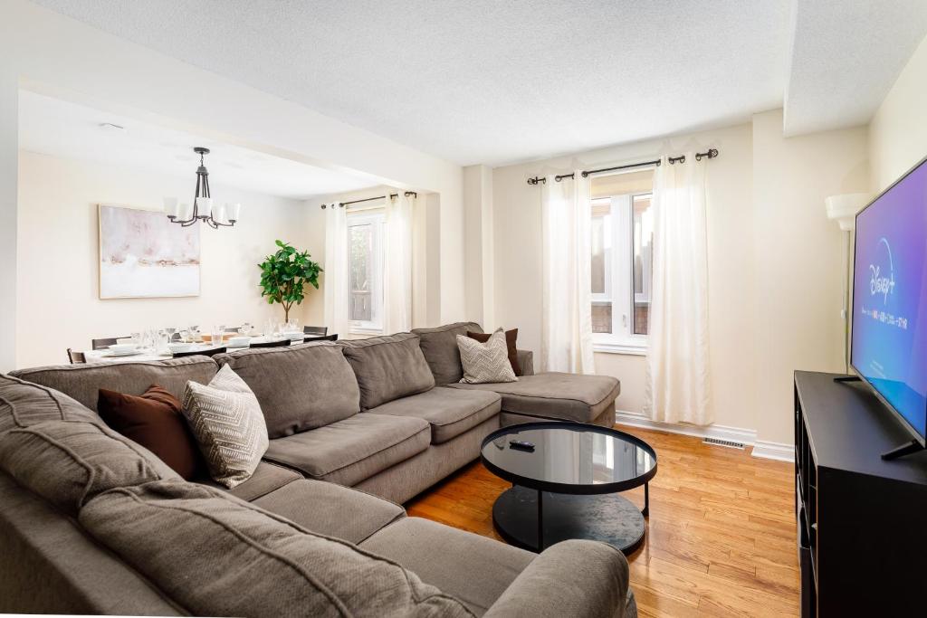 Spacious & Quiet 4bd House in Prime Location! Upper 2 Levels!