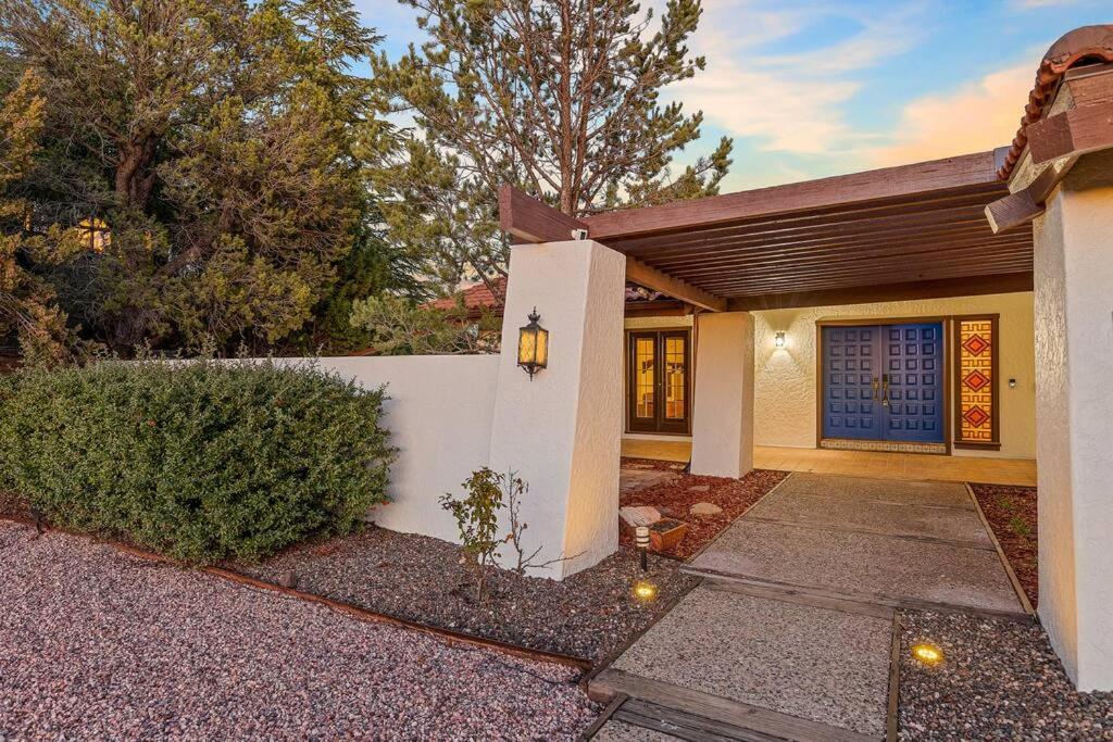 Large Spanish Villa -Hot tub- Pool -Gym- Game Room